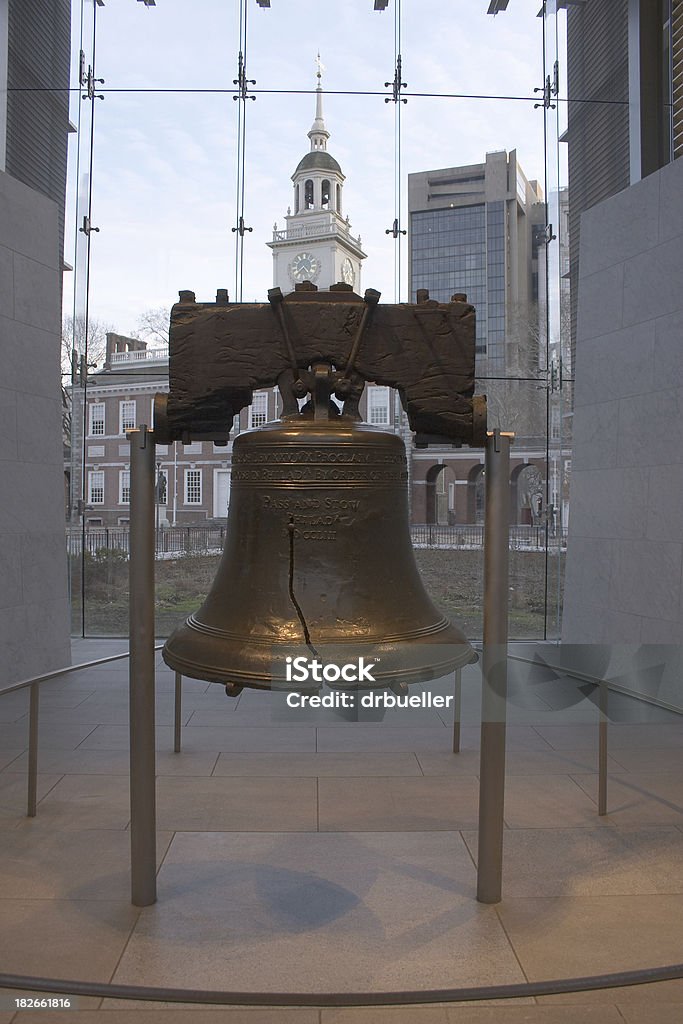 Campana de la libertad de cabeza durante el día - Foto de stock de Campana de la Libertad libre de derechos