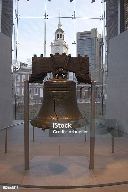Liberty Bell Głowy W Ciągu Dnia - zdjęcia stockowe i więcej obrazów Dzwon Wolności - Dzwon Wolności, Filadelfia - Stan Pensylwania, Bez ludzi