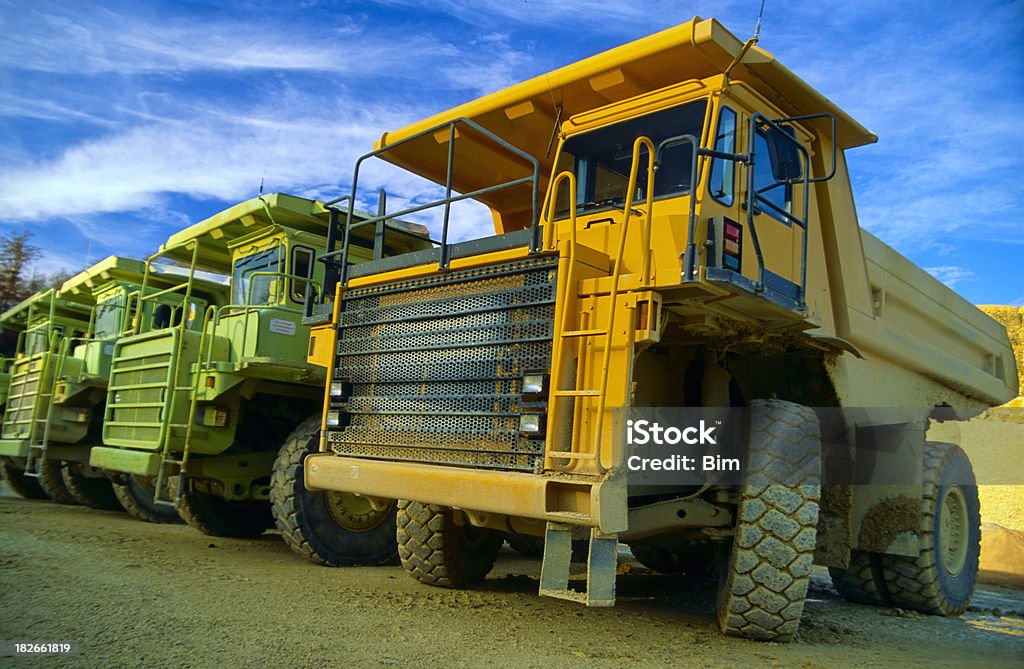 Reihe von strapazierfähigem dump truck - Lizenzfrei Kipplaster Stock-Foto