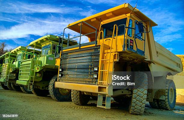 Fila De Altas Prestaciones De Camiones De Descarga Foto de stock y más banco de imágenes de Camión de descarga - Camión de descarga, Llevar, Grande