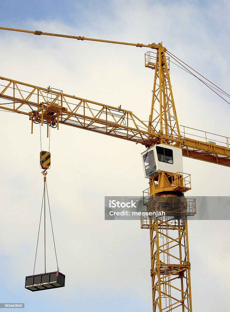 Crane levantando um contêiner - Foto de stock de Guindaste - Maquinaria de Construção royalty-free