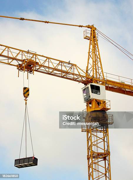 Foto de Crane Levantando Um Contêiner e mais fotos de stock de Guindaste - Maquinaria de Construção - Guindaste - Maquinaria de Construção, Cabana de Madeira, Cabine de passageiros