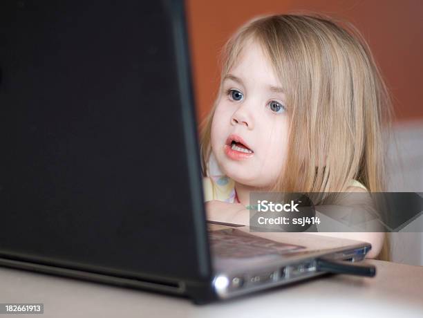 Małe Dziecko Nauka Korzystania Z Komputera - zdjęcia stockowe i więcej obrazów 12-17 miesięcy - 12-17 miesięcy, Bez wyrazu, Blond włosy