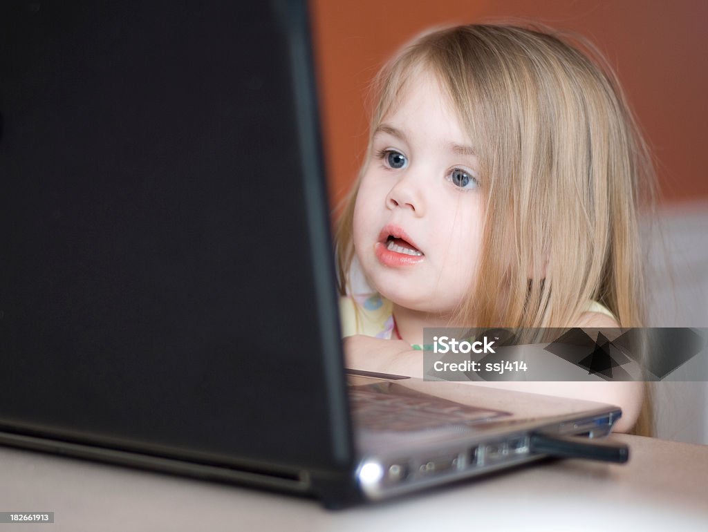 Criança pequena aprender a utilizar o computador - Royalty-free 12-15 Meses Foto de stock