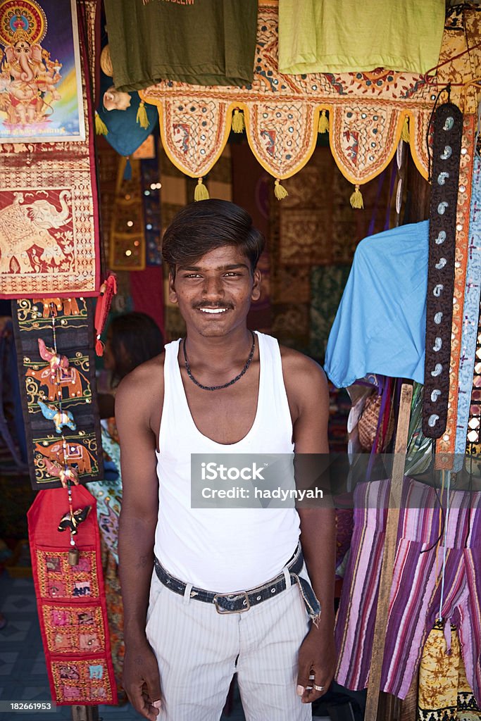 Indian menino na loja de souvenir - Foto de stock de Adulto royalty-free