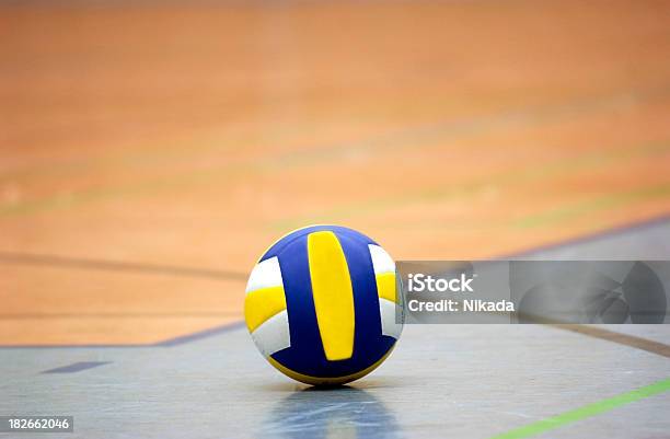 Волейбол — стоковые фотографии и другие картинки Волейбольный мяч - Волейбольный мяч, Удар с лёта, Игровое поле