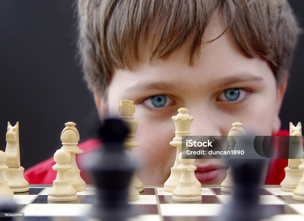 Мальчик играет шахматы - Стоковые фото Ребёнок роялти-фри