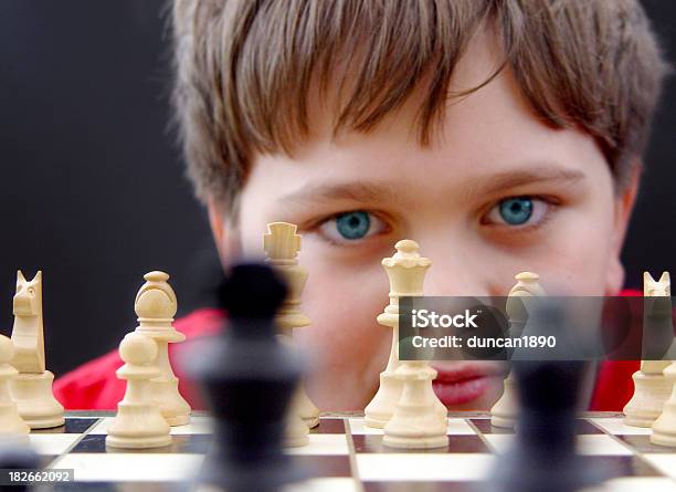 Мальчик Играет Шахматы — стоковые фотографии и другие картинки Ребёнок - Ребёнок, Спортивная деятельность, Шахматы