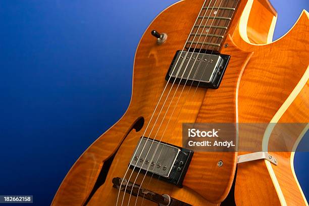 Guitarra De Jazz No Azul - Fotografias de stock e mais imagens de Guitarra elétrica - Guitarra elétrica, Acorde, Arte, Cultura e Espetáculo