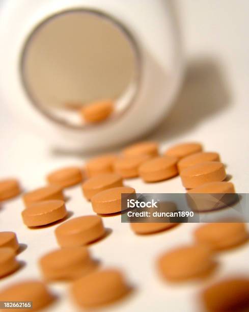 医療薬 - アスピリンのストックフォトや画像を多数ご用意 - アスピリン, オレンジ色, カットアウト