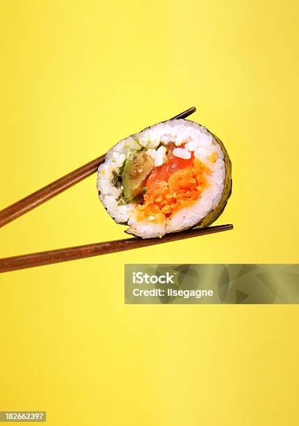 Photo libre de droit de Sushi Sur Jaune banque d'images et plus d'images libres de droit de Sushi - Sushi, Fond coloré, Fond jaune