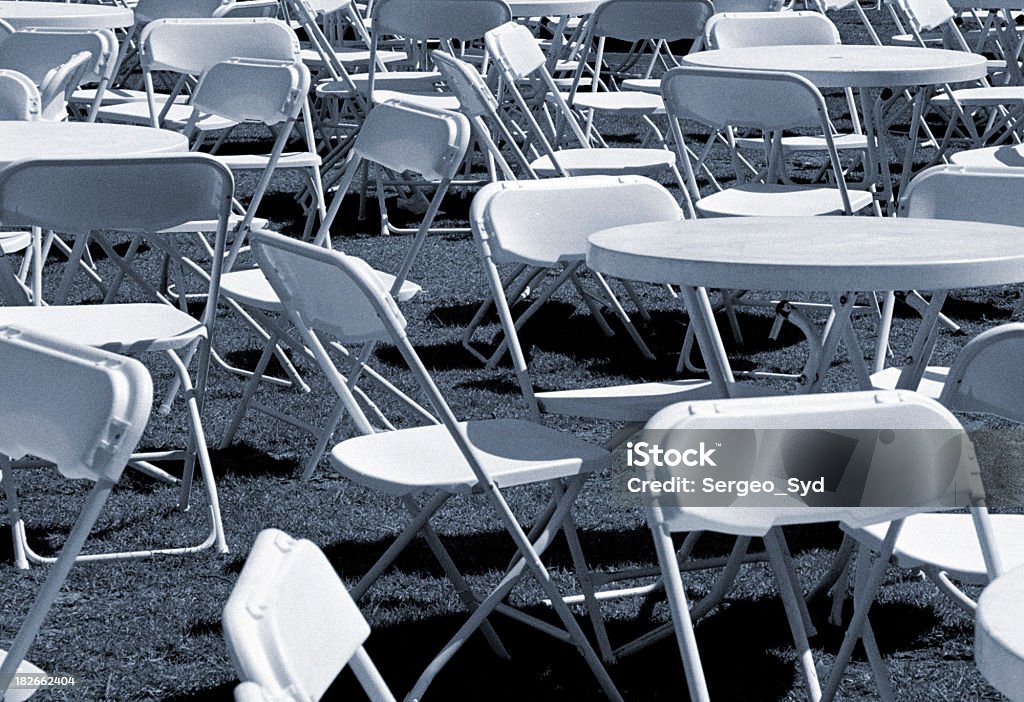 Tablas & sillas de plástico - Foto de stock de Fuerza libre de derechos