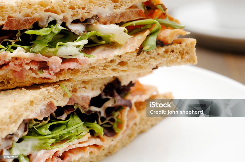 Sándwiches sándwich en la placa - Foto de stock de Alimento libre de derechos