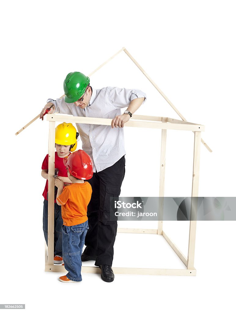 Feliz familia construir una casa - Foto de stock de 2-3 años libre de derechos