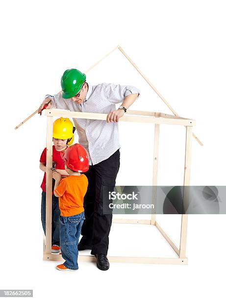 Feliz Familia Construir Una Casa Foto de stock y más banco de imágenes de 2-3 años - 2-3 años, 35-39 años, 6-7 años