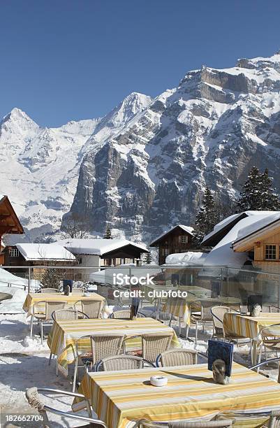 Mesas Del Restaurante Al Aire Libre En Murren Suiza Foto de stock y más banco de imágenes de Aire libre