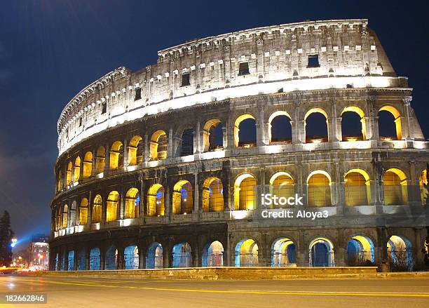 Photo libre de droit de Rome Colisée De Nuit banque d'images et plus d'images libres de droit de Angle - Angle, Antique, Arc - Élément architectural