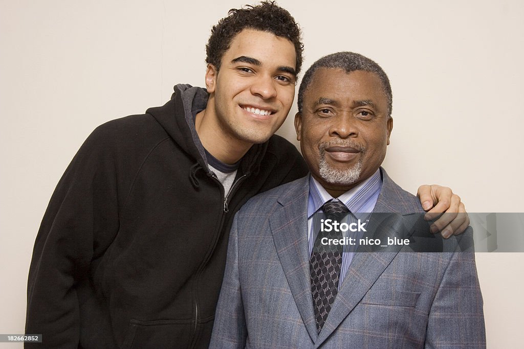 Família Interracial-pai e filho - Royalty-free Abraçar Foto de stock
