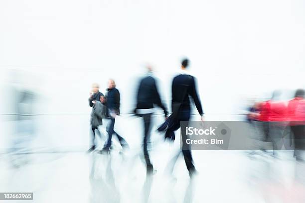 Photo libre de droit de Tous Les Voyageurs À Pied Dans Le Couloir Mouvement Flou banque d'images et plus d'images libres de droit de Fond blanc