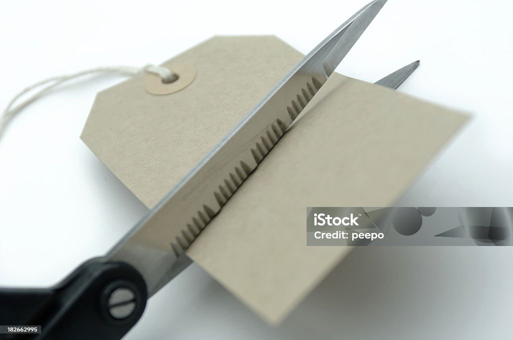 Forbici taglio di una etichetta con sfondo bianco - Foto stock royalty-free di Cartone - Materiale
