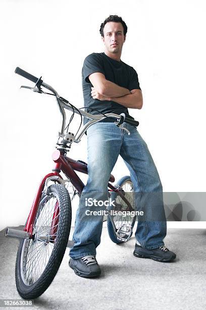 Jovem E Sua Bicicleta - Fotografias de stock e mais imagens de Bicicleta - Bicicleta, Figura para recortar, Homens