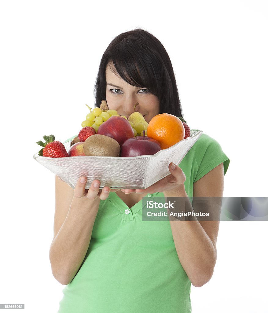 Kobieta gospodarstwa miski z świeżych owoców - Zbiór zdjęć royalty-free (Białe tło)