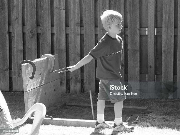 Ragazzo Suona Lancio Dei Ferri Di Cavallo - Fotografie stock e altre immagini di Ferro di cavallo - Accessorio per animali - Ferro di cavallo - Accessorio per animali, Giocare, Giochi per bambini