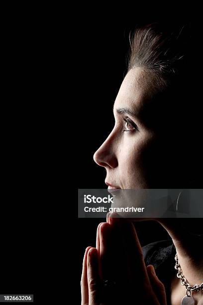 Mujer En La Oración Foto de stock y más banco de imágenes de Adulto - Adulto, Adulto joven, Amor - Sentimiento