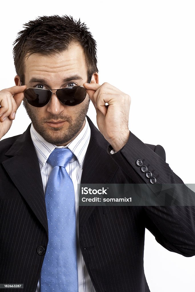 Homme d'affaires de célébrité&nbsp;! Homme avec des lunettes de soleil-Vertical - Photo de A la mode libre de droits