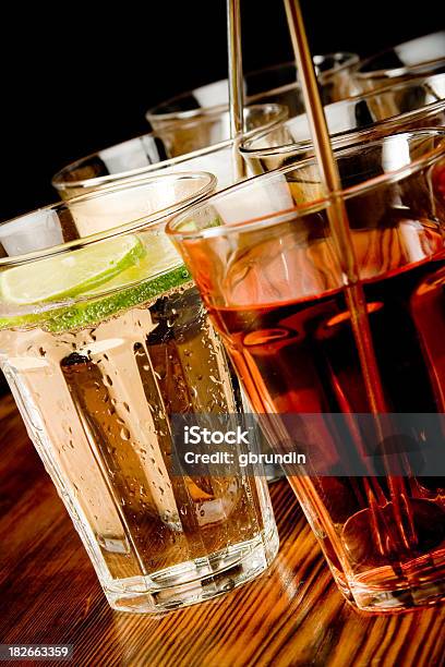 Bebidas Em Uma Linha - Fotografias de stock e mais imagens de Bebida - Bebida, Bebida Alcoólica, Bolha - Estrutura Física
