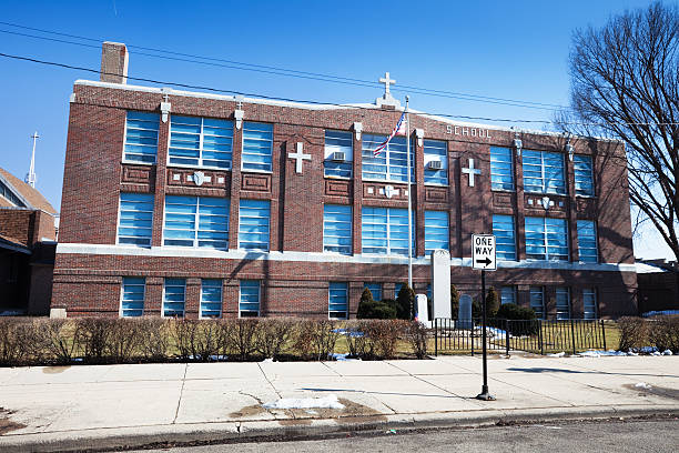 escola católica no sudoeste de chicago - american flag architectural feature architecture chicago - fotografias e filmes do acervo
