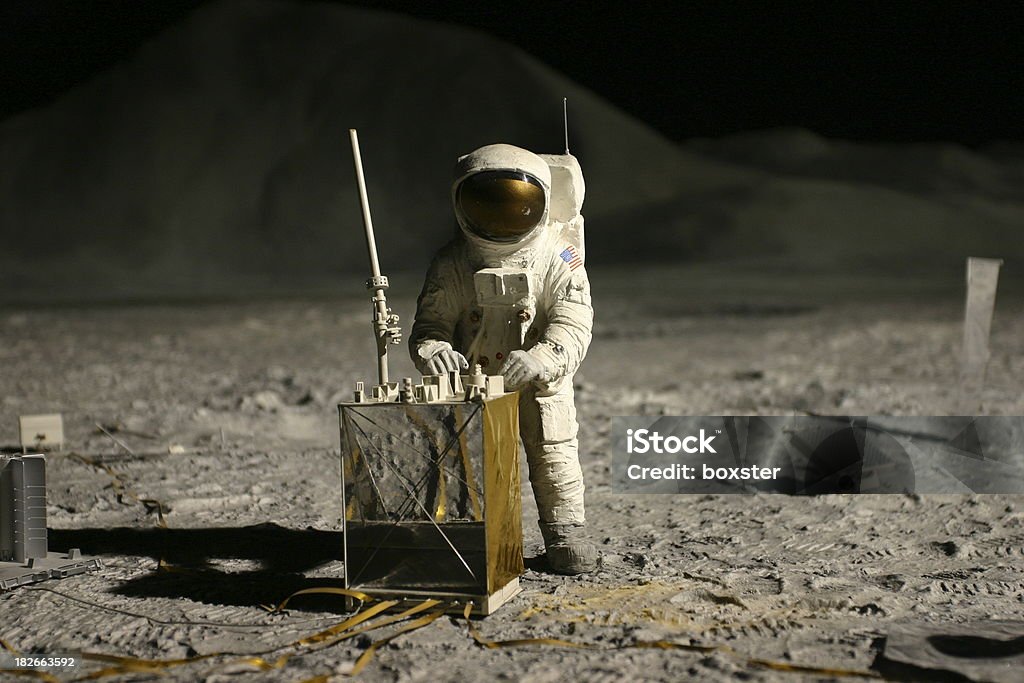 astronauta en la luna - Foto de stock de Superficie lunar libre de derechos