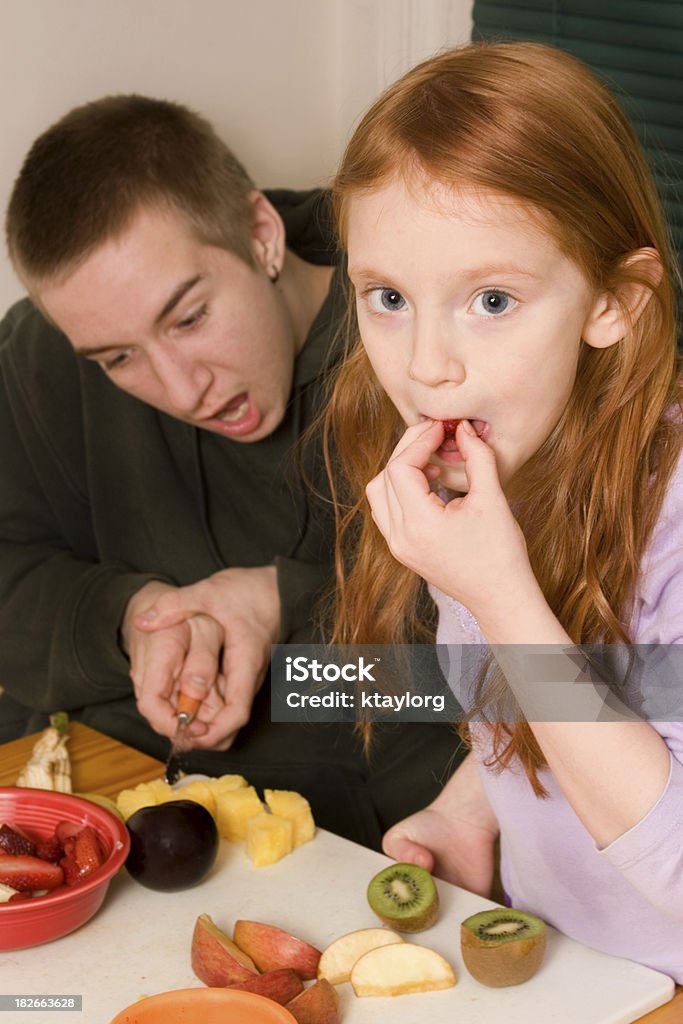 Frères et sœurs faisant Salade de fruits - Photo de 16-17 ans libre de droits