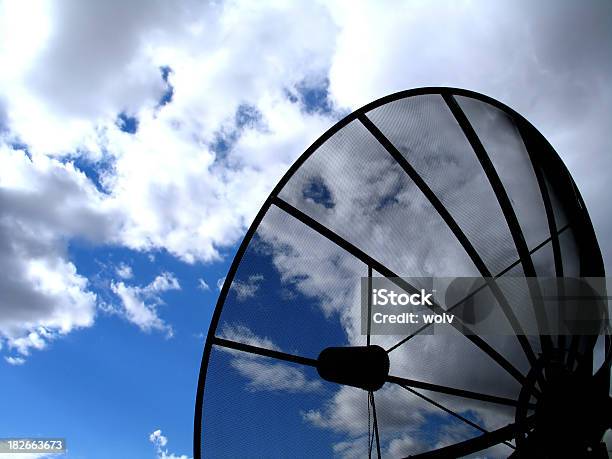 Chiunque Disponibili - Fotografie stock e altre immagini di Antenna parabolica - Antenna parabolica, Largo - Descrizione generale, Affari