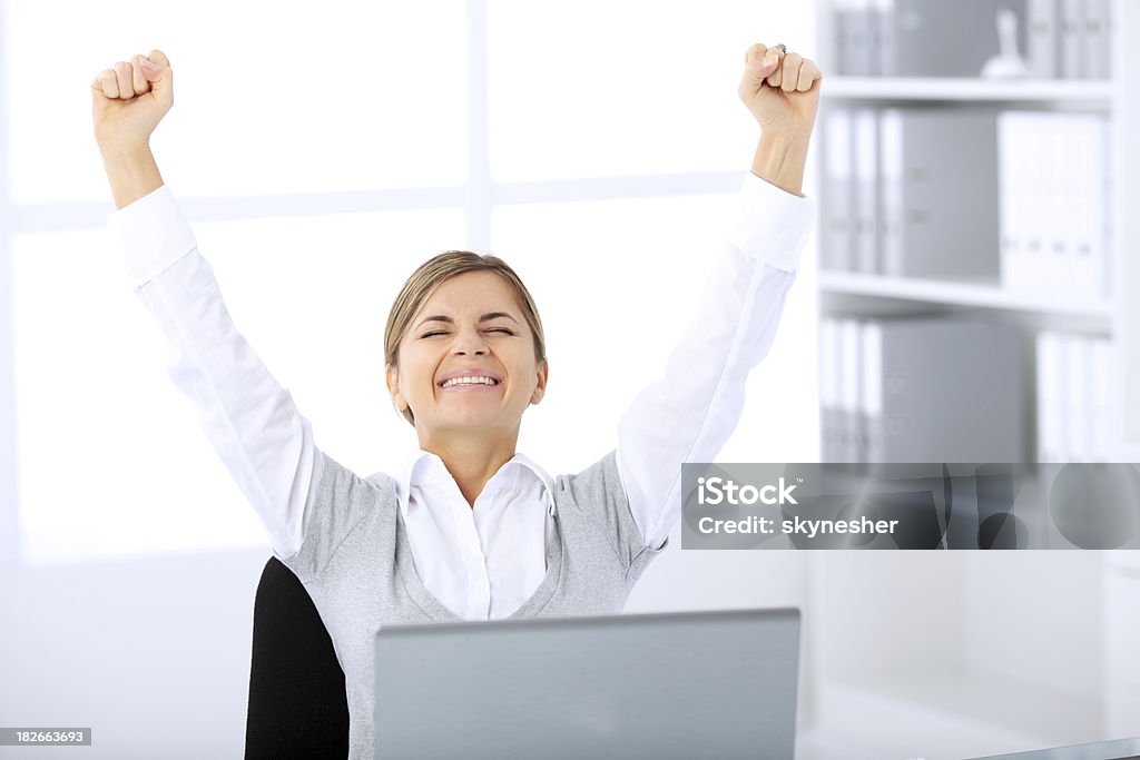 Mulher de negócios bem sucedido levantar as mãos e rindo. - Foto de stock de Adulto royalty-free