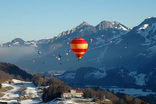 hot air balloons alpes suisses - chateau doex photos et images de collection