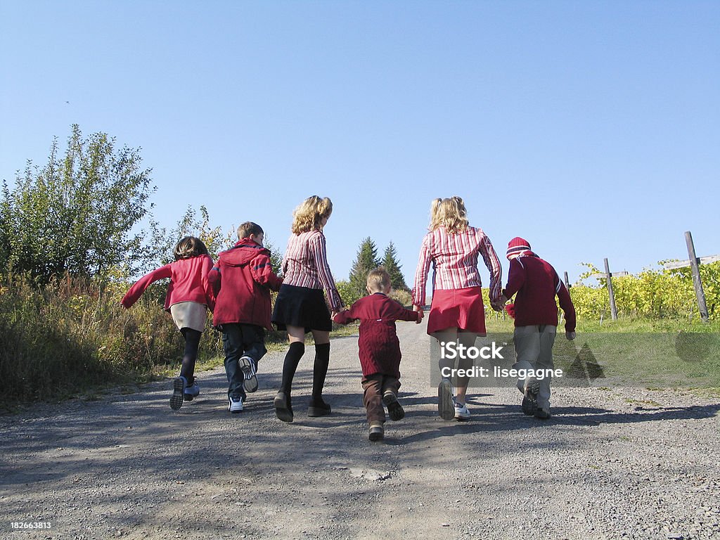 Kinder Laufen auf einem Land lane - Lizenzfrei 6-7 Jahre Stock-Foto