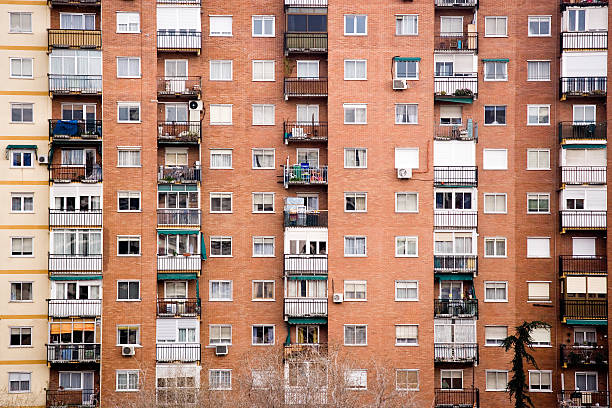 bloque de apartamentos - poor area fotografías e imágenes de stock