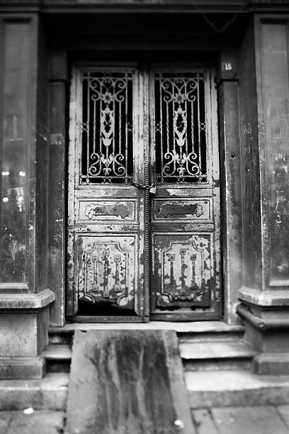 istock old grungy door 182664034