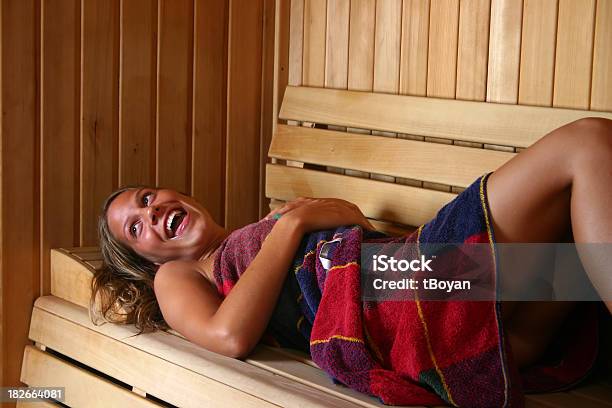 Divertido Sauna Foto de stock y más banco de imágenes de Mujeres - Mujeres, Una sola mujer, Acostado