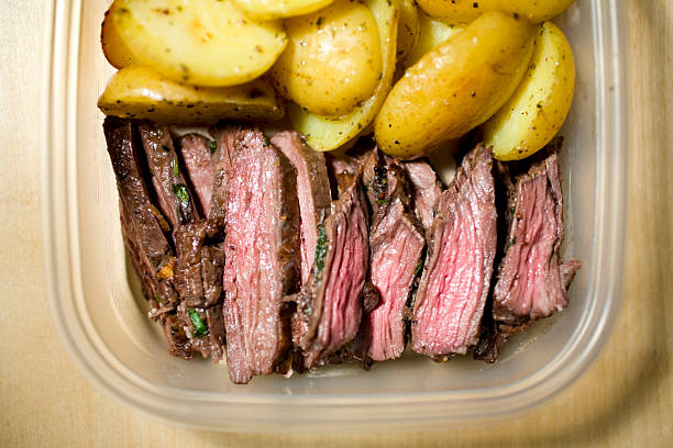 bistec restos de - skirt steak steak close up grilled fotografías e imágenes de stock