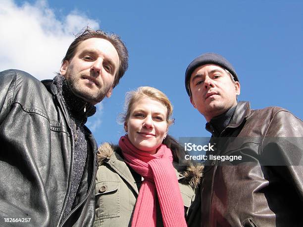 Drei Freunde Im Freien Stockfoto und mehr Bilder von Drei Personen - Drei Personen, Aufnahme von unten, Blau