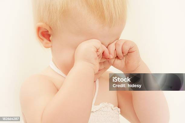 Lágrimas Foto de stock y más banco de imágenes de Bebé - Bebé, Frotar, Ojo