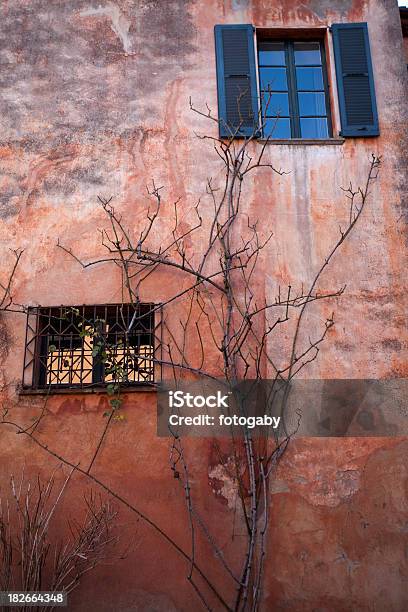 Colorato Casa - Fotografie stock e altre immagini di Canton Ticino - Canton Ticino, Casa, Composizione verticale