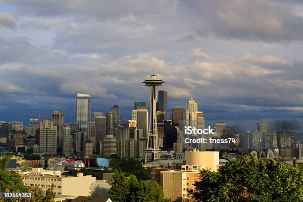 Panoramę Seattle - zdjęcia stockowe i więcej obrazów Architektura - Architektura, Biznes, Chmura