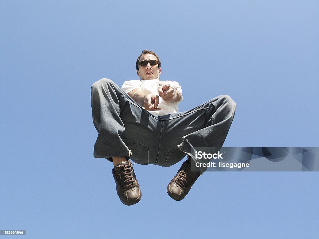 Homem no ar, apontando para a câmera - Foto de stock de 20-24 Anos royalty-free