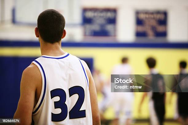 Photo libre de droit de Regarder Le Match banque d'images et plus d'images libres de droit de Arbitre - Officiel sportif - Arbitre - Officiel sportif, Balle ou ballon, Basket-ball