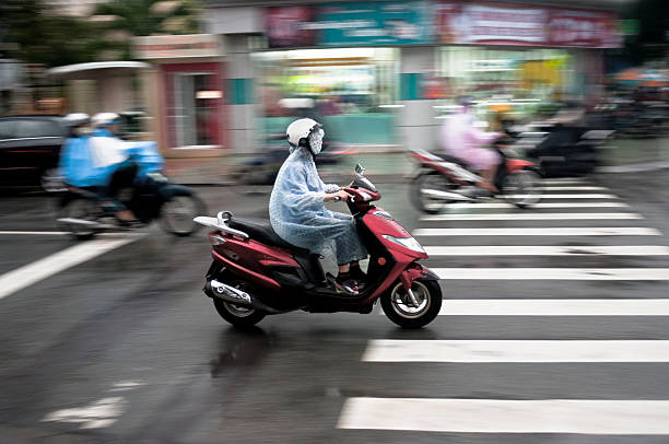 dirigindo um motociclo da chuva - runabout imagens e fotografias de stock