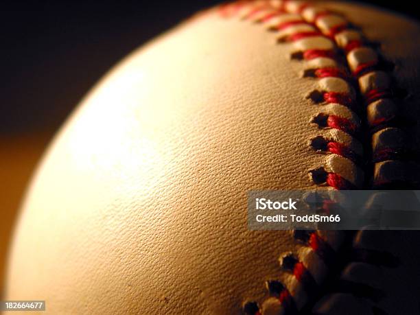 Foto de De Beisebol e mais fotos de stock de Bola de Beisebol - Bola de Beisebol, Macrofotografia, Esporte