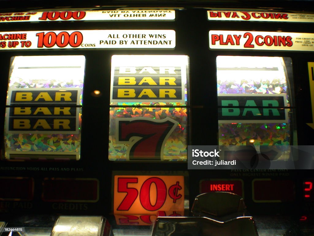 a Джекпот machine в казино - Стоковые фото 100 роялти-фри
